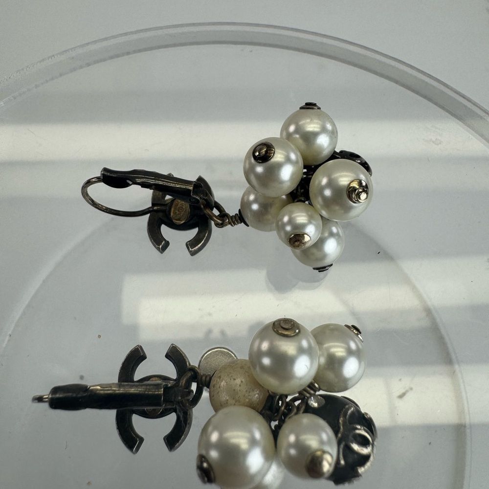 Chanel 04 A Vintage Elegant Pearl Cluster Earrings - Picture 10 of 12